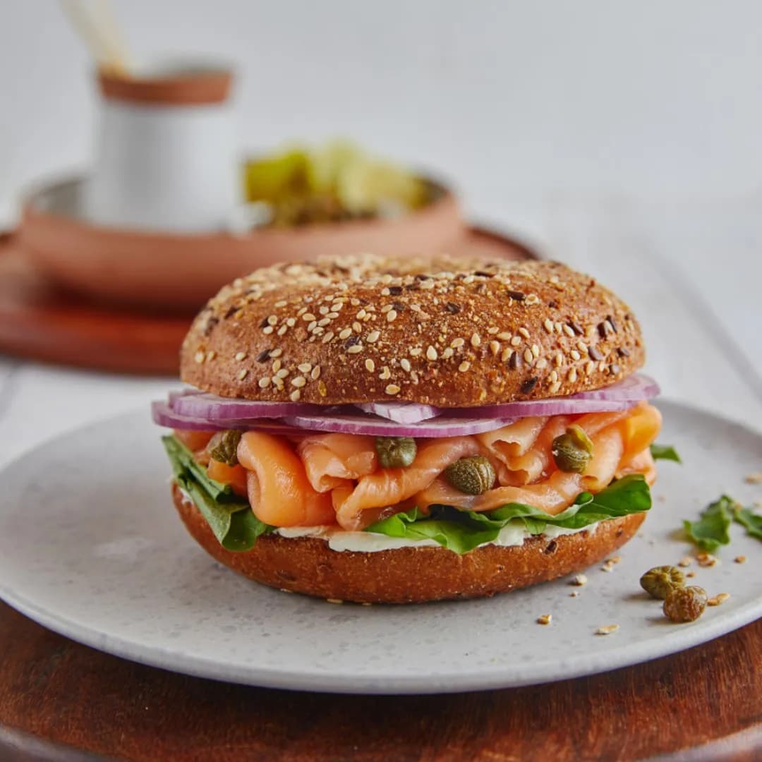 سلمون مدخن بيجل