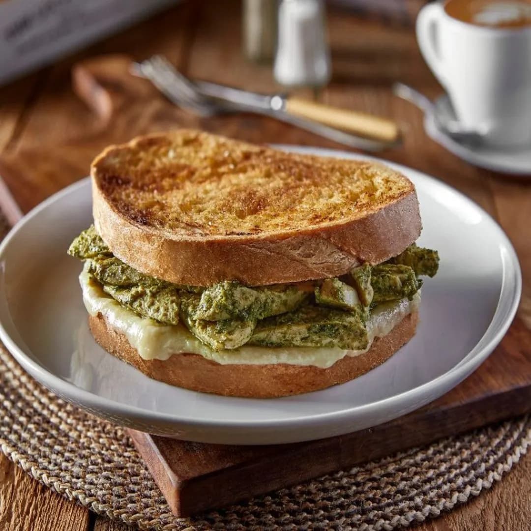 ساندوتش تشكين بيستو