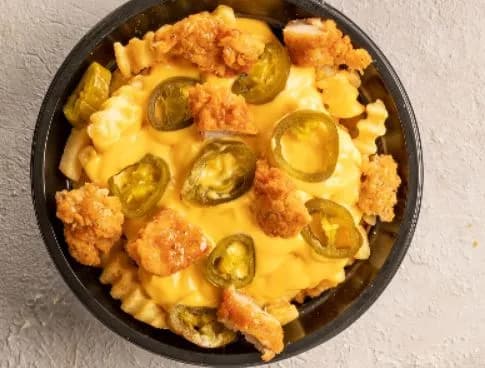 طبق بطاطس محمرة مع جبنة شيدر و شاورما دجاج