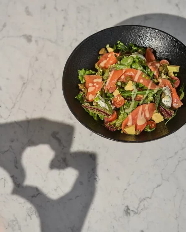 سلطة السلمون المدخن