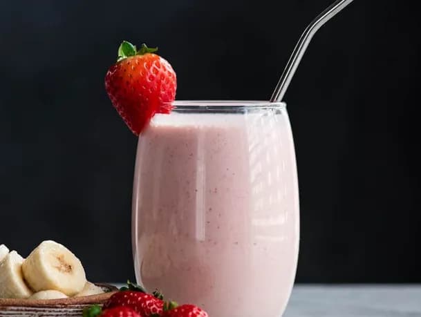 كوكتيل موز مع حليب و فراولة