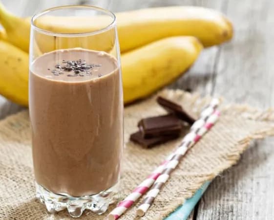 كوكتيل فراولة مع حليب و شوكولا