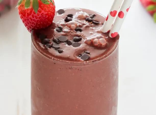 كوكتيل فراولة مع حليب و شوكولا