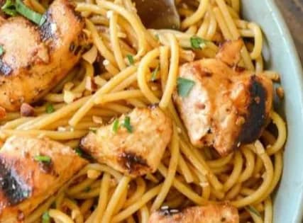 نودلز دجاج صيني بالسمسم