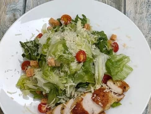 سلطة سيزر مع الدجاج