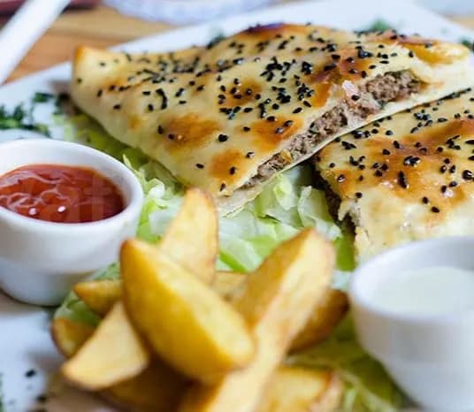 وجبة  عيش بلدي باللحم بلدى150جرام + بطاطس ويدجز