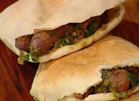 سندوتش فول بالسجق