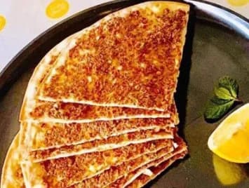 منقوشة لحمة بعجين