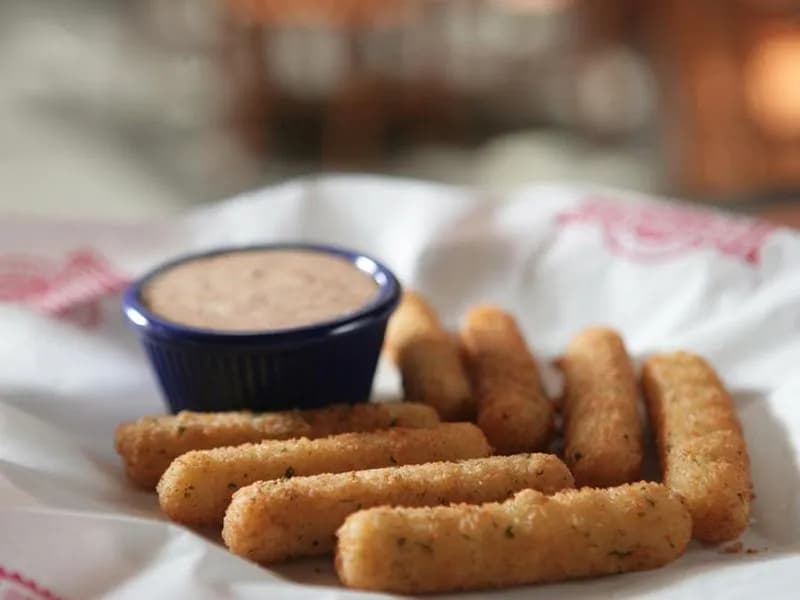 أصابع موتزاريلا مقلية