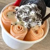 ايس كريم رول ذبدة فوق سودانى