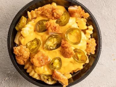 طبق بطاطس محمرة مع جبنة شيدر و شاورما لحم