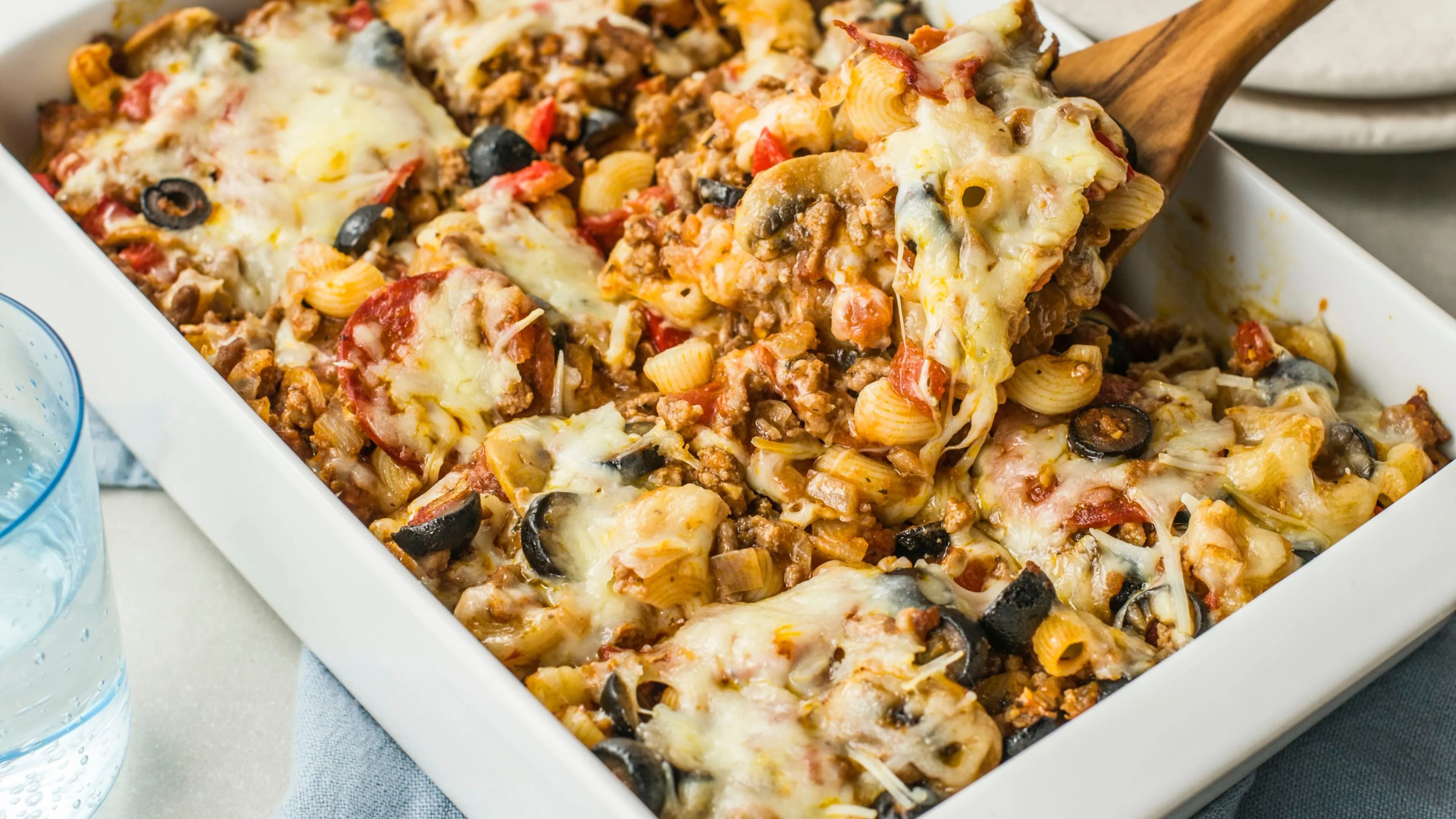 طاجن مكرونه بالصلصه وفراخ وتوميه