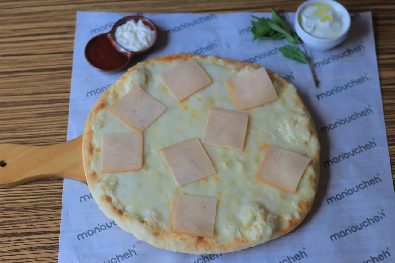 منقوشة بيض مع جبنة و تركي