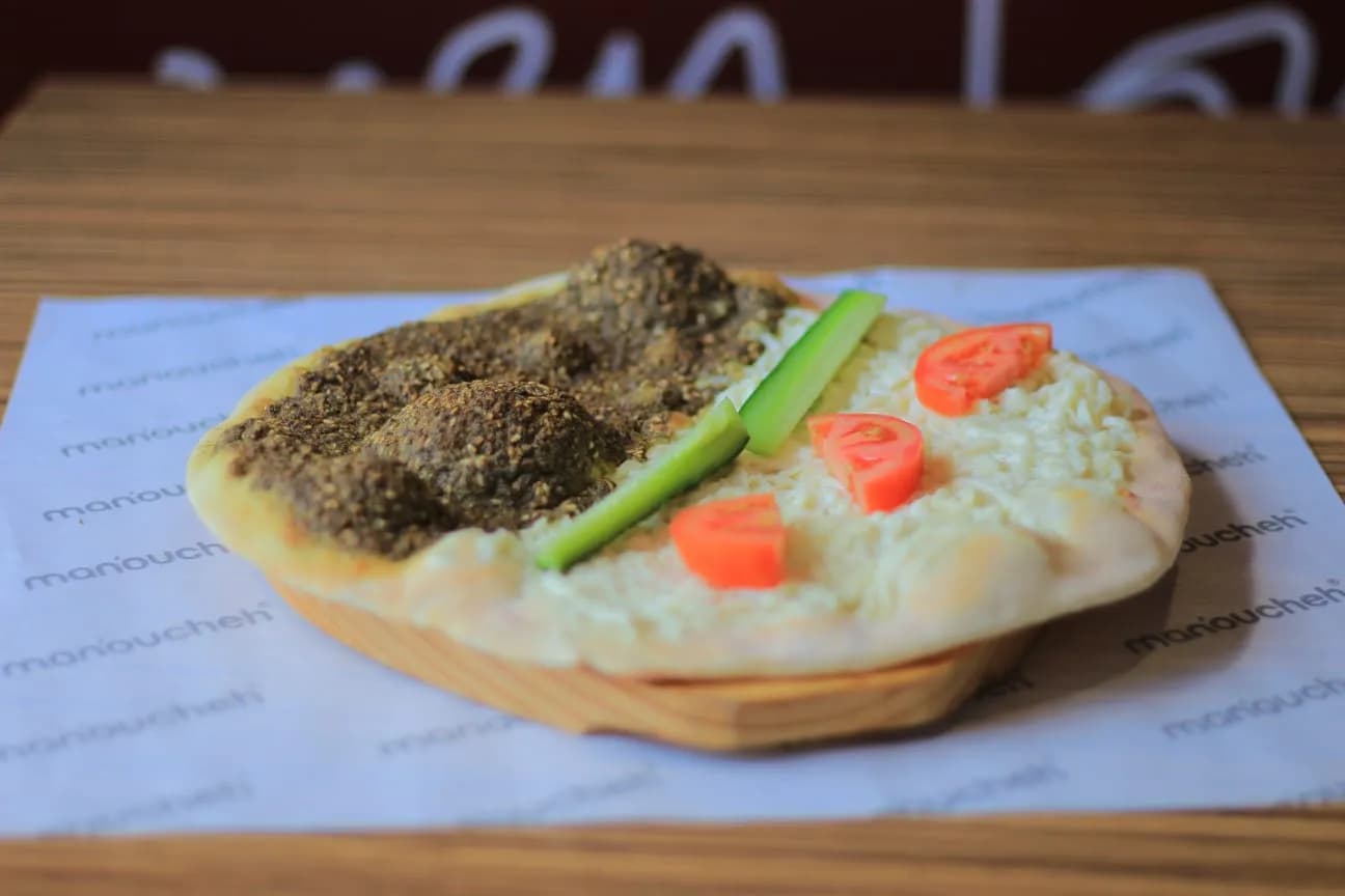 منقوشة زعتر و جبنة حلوم