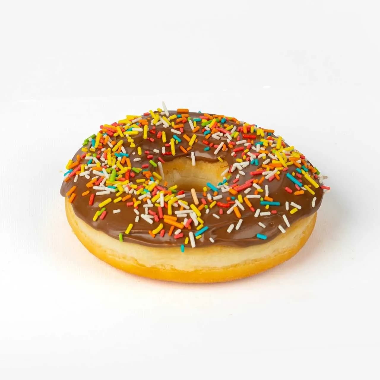 دونات مزينة بالشوكولاتة البنية