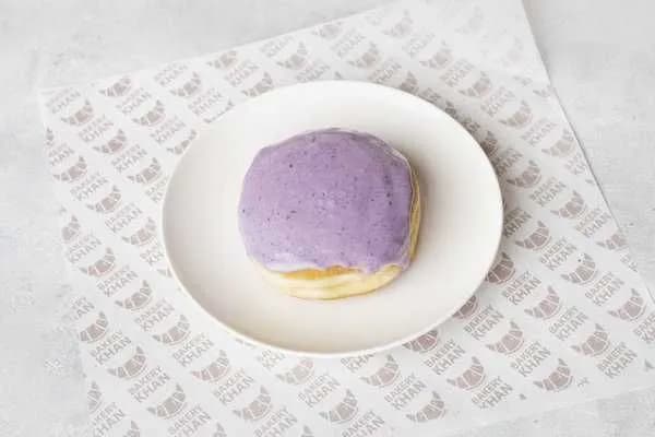 دونات محشوة بالتوت الأزرق