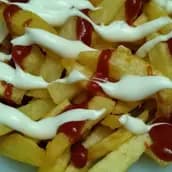 طبق بطاطس كاتشب مايونيز