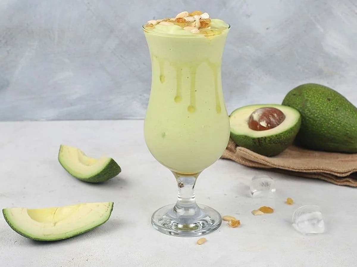 عصير الأفوكادو والمكسرات الطازج