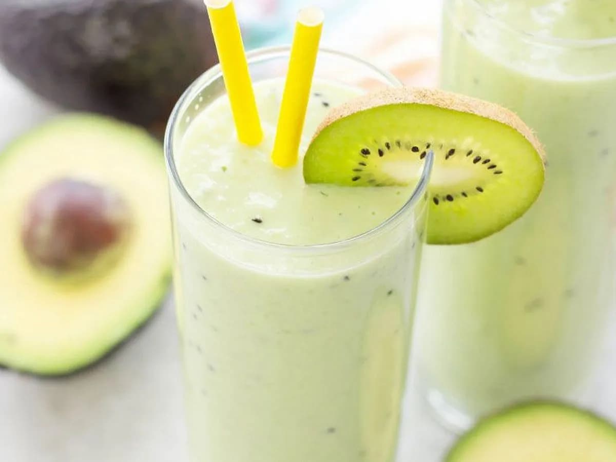 عصير الأفوكادو والكيوي الطازج