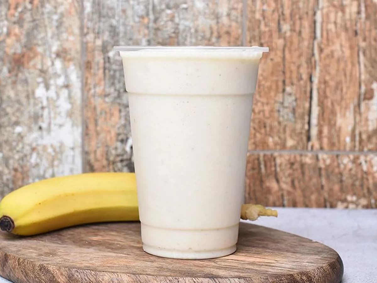 عصير الموز والحليب الطازج