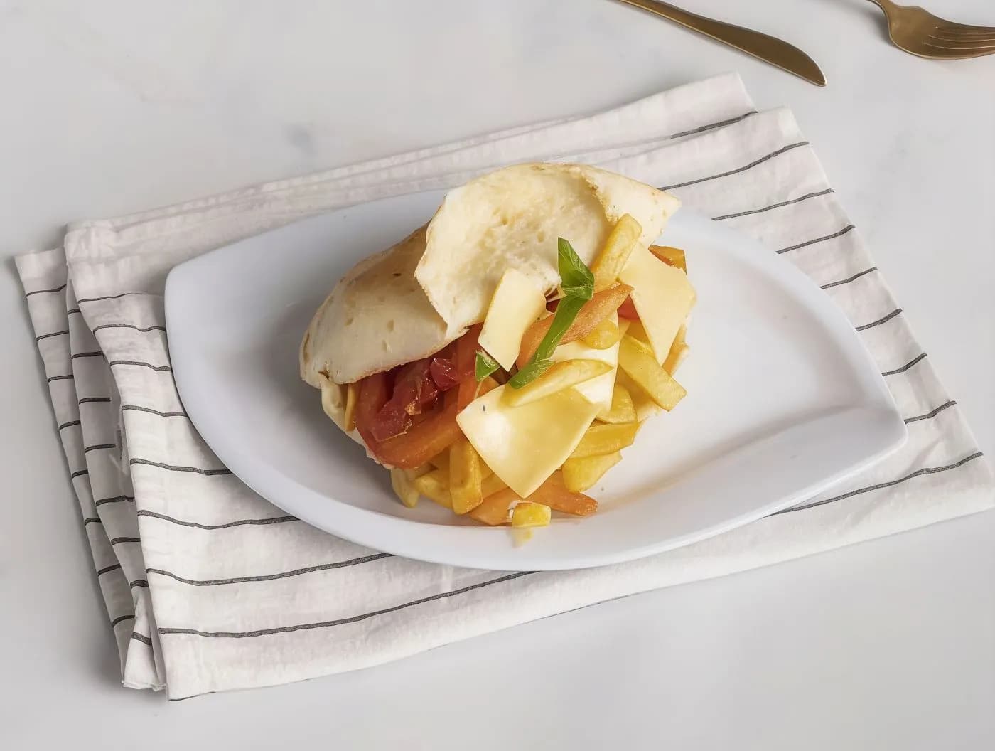 ساندوتش بطاطس جبنة مقلية