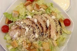 سلطة سيزر بالدجاج