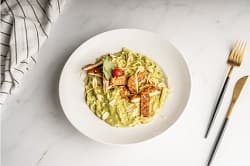 مكرونة بالطماطم و الريحان