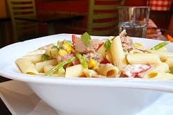 سلطة مكرونة وتونة