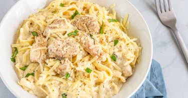 باستا دجاج بالصوص الأبيض