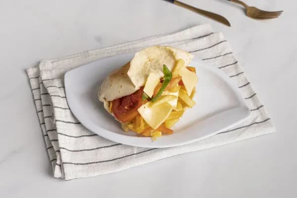 ساندوتش بطاطس محمرة بصوص جبنة شيدر