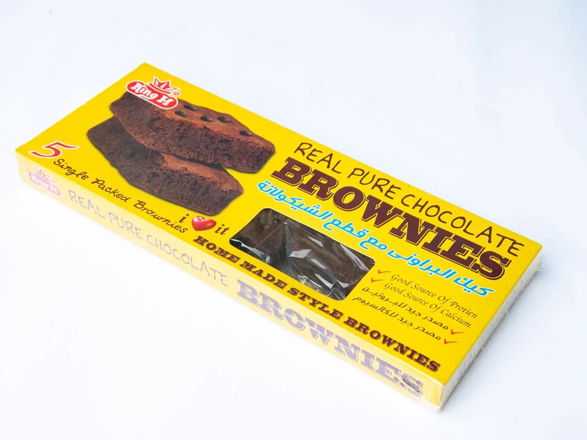 كيك براوني مع قطع شوكولاتة