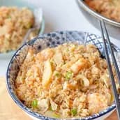 أرز مقلي مأكولات بحرية مع خضار