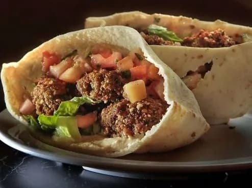 سندوتش طعمية شرائح طماطم وخيار