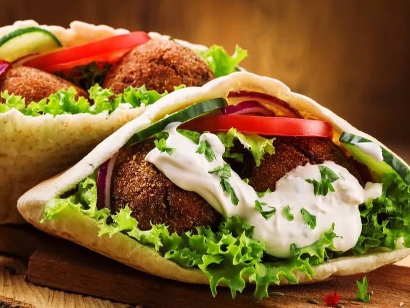 سندوتش طعمية مكس جبن