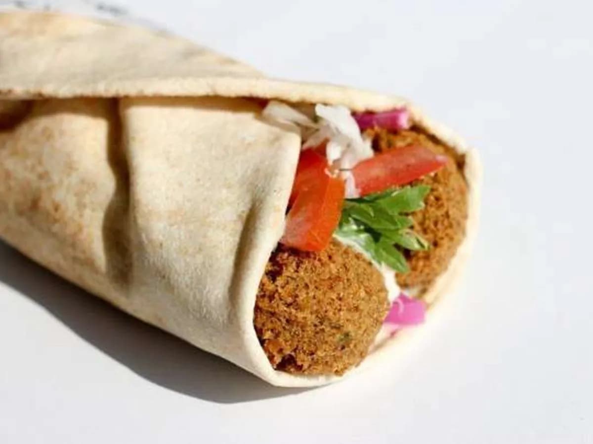 سندوتش طعمية بسطرمة سورى