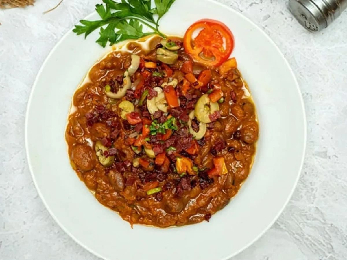 علبة فول بالبسطرمة