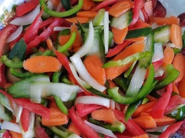 علبة سلطة شرائح