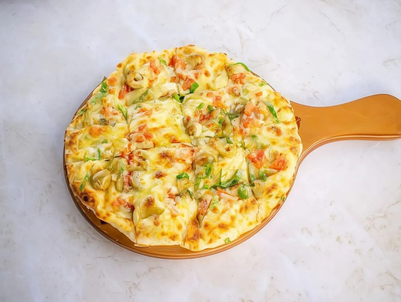 بيتزا شرقي رومي وموتزريلا