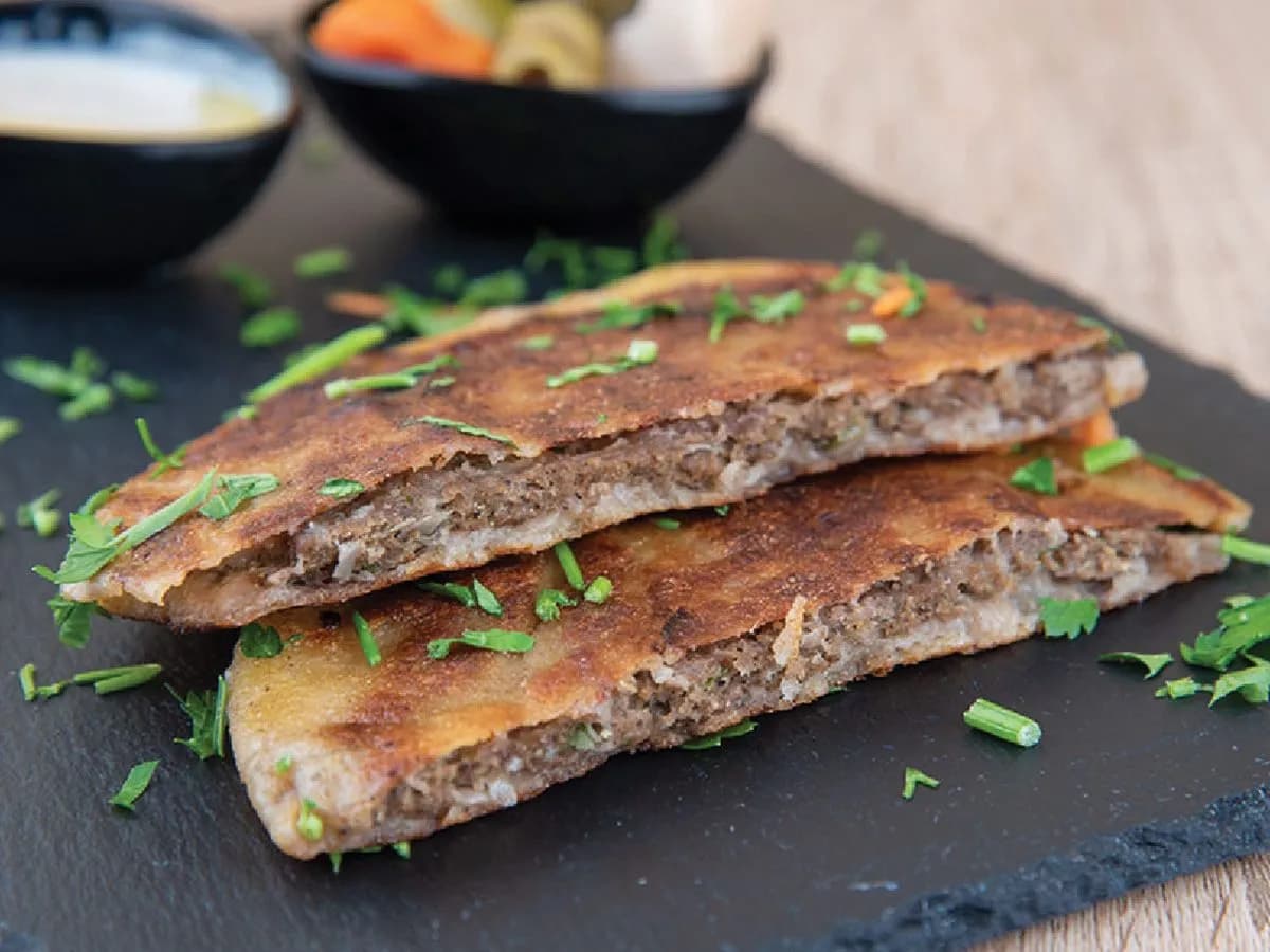 حواوشي لحم + سجق