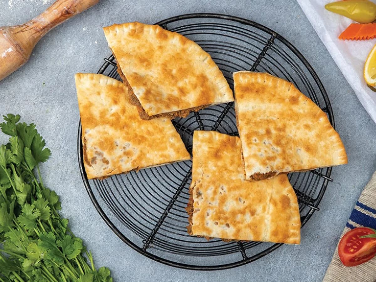 حواوشي لحم + سجق + جبنه