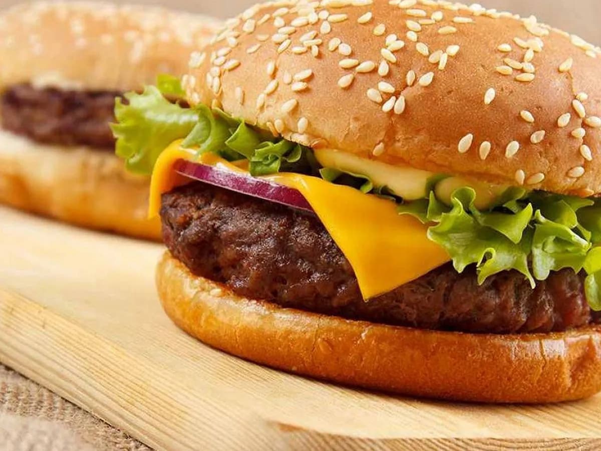 ساندوتش برجر بالجبنة