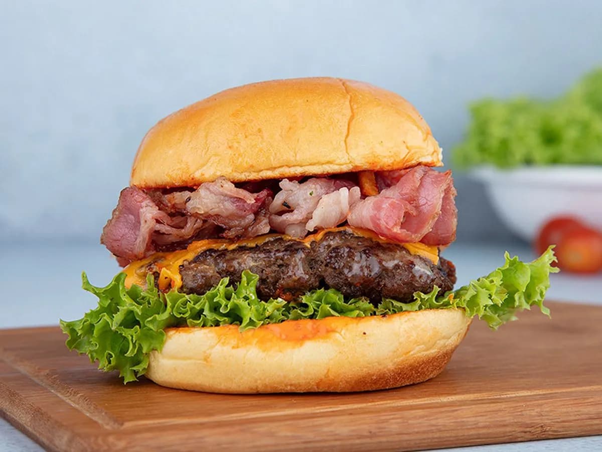 ساندوتش برجر بالجبنة بيف بيكن