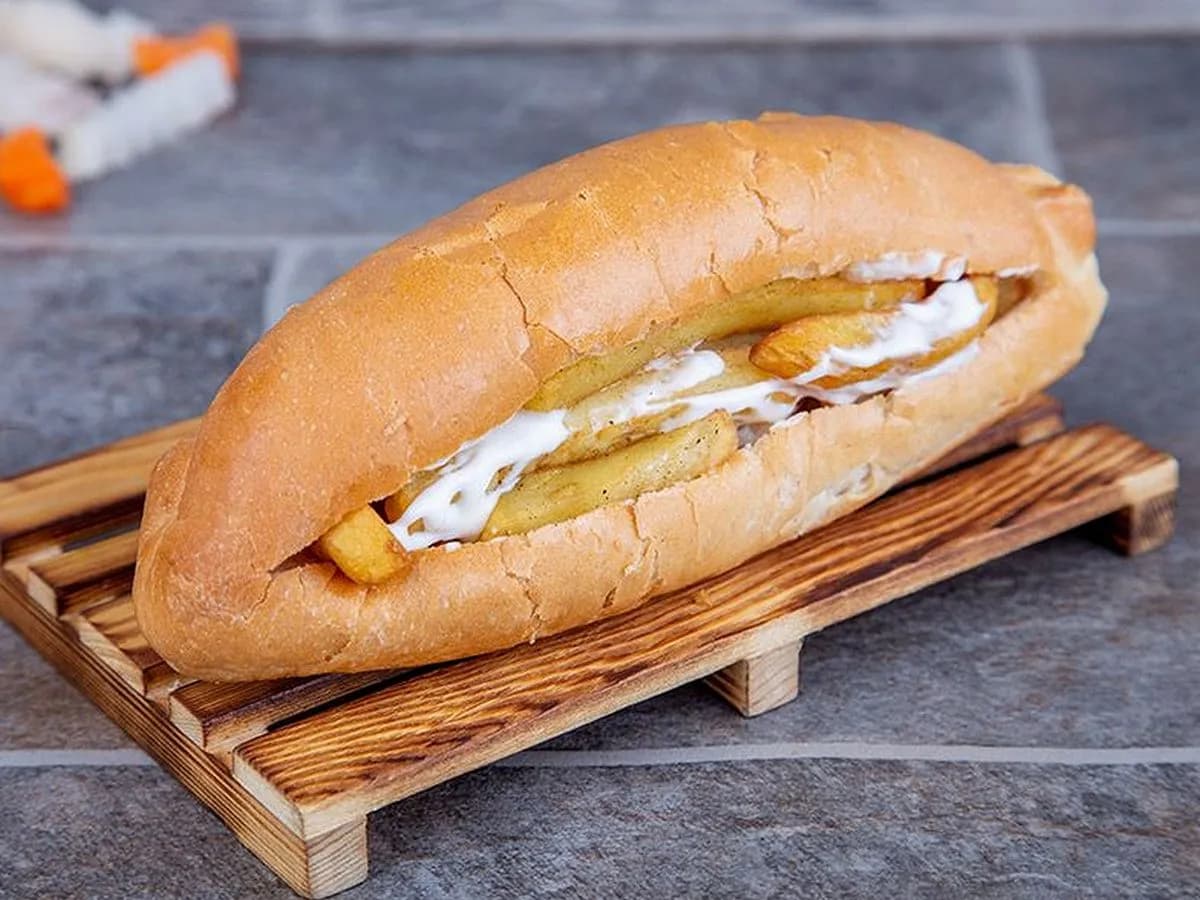 ساندوتش بطاطس بالكاتشب والمايونيز