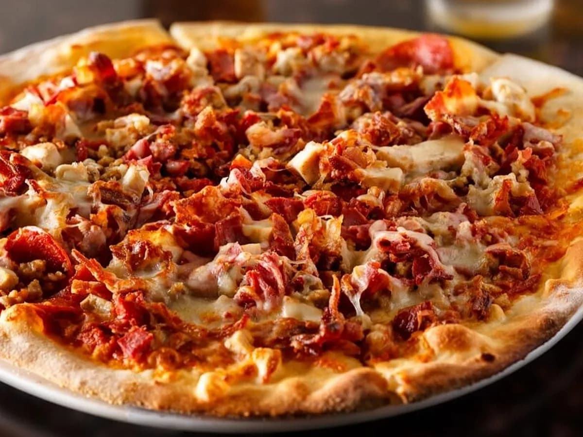 بيتزا لحمة مفروم كبيرة