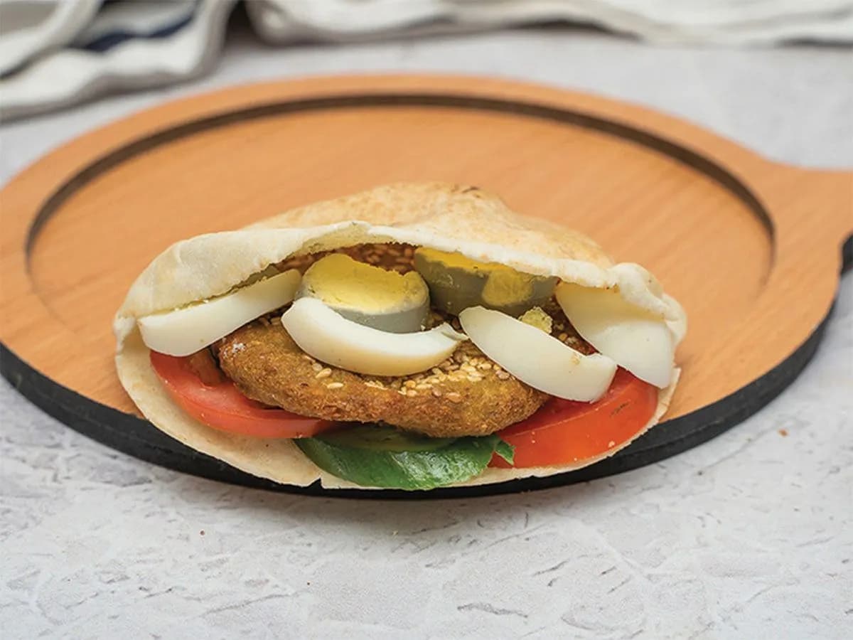 ساندوتش فلافل بالبيض المسلوق