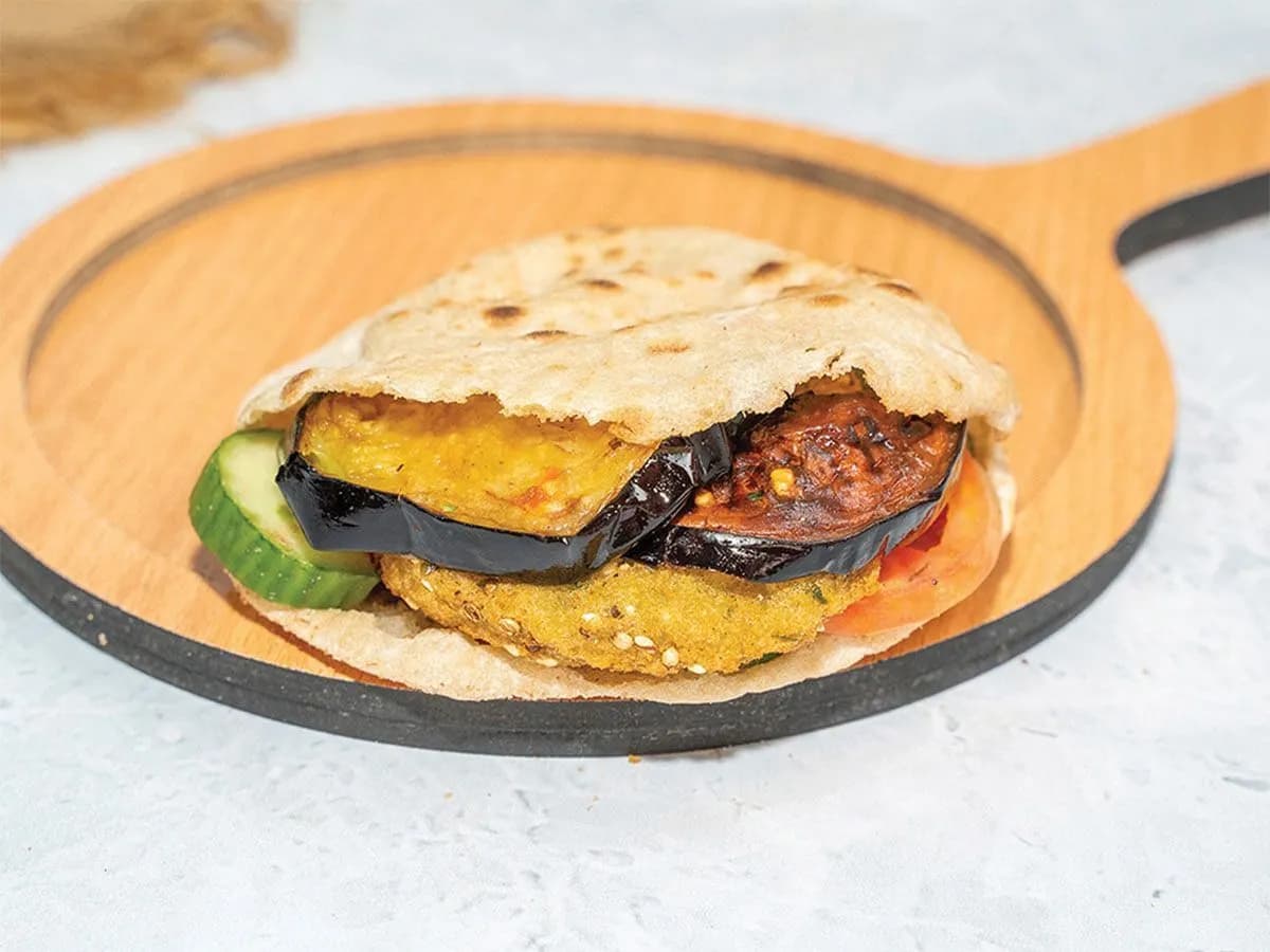 ساندوتش فلافل علي باذنجان