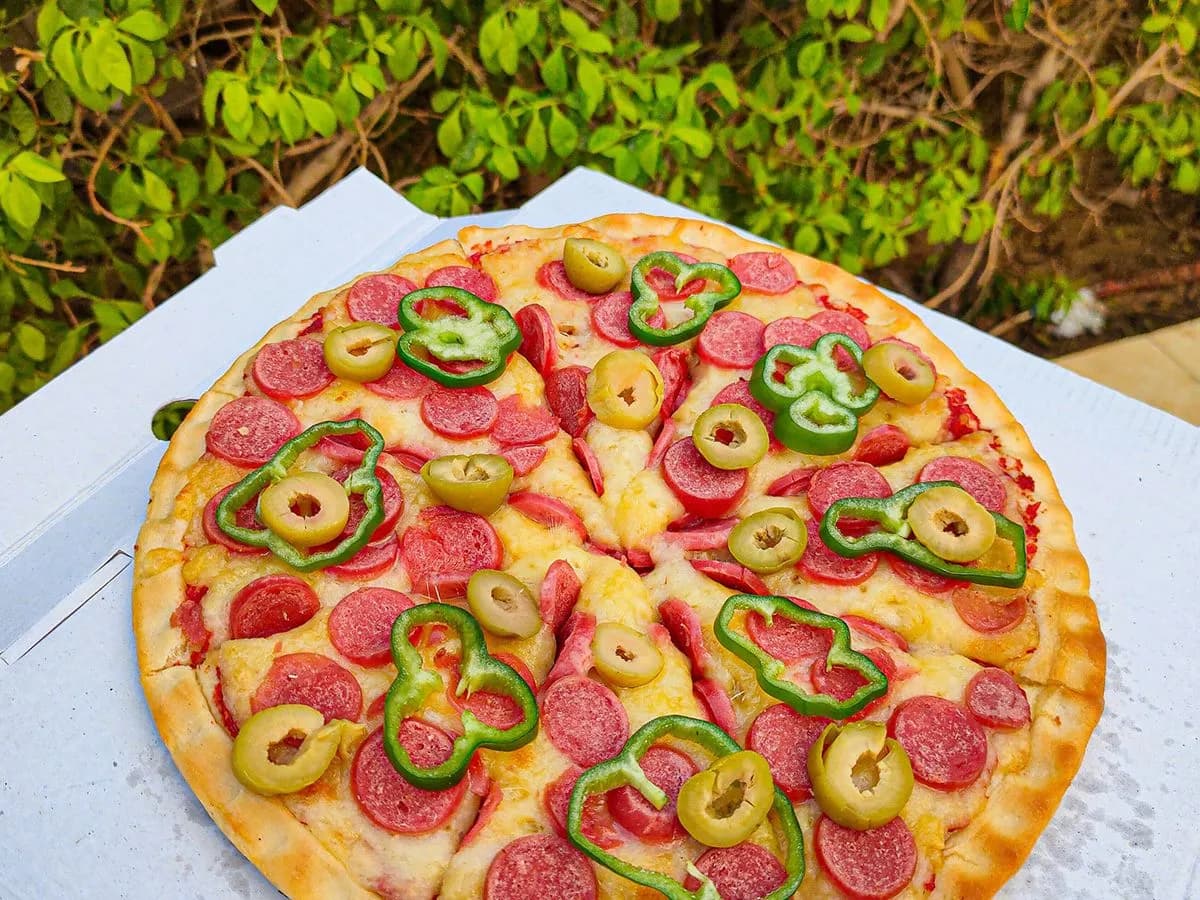 بيتزا سوسيس كبيرة