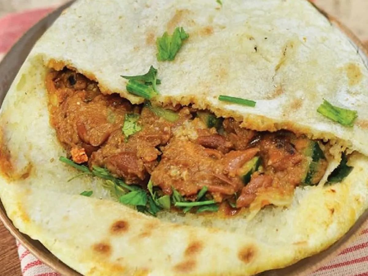 ساندوتش فول بالصلصه