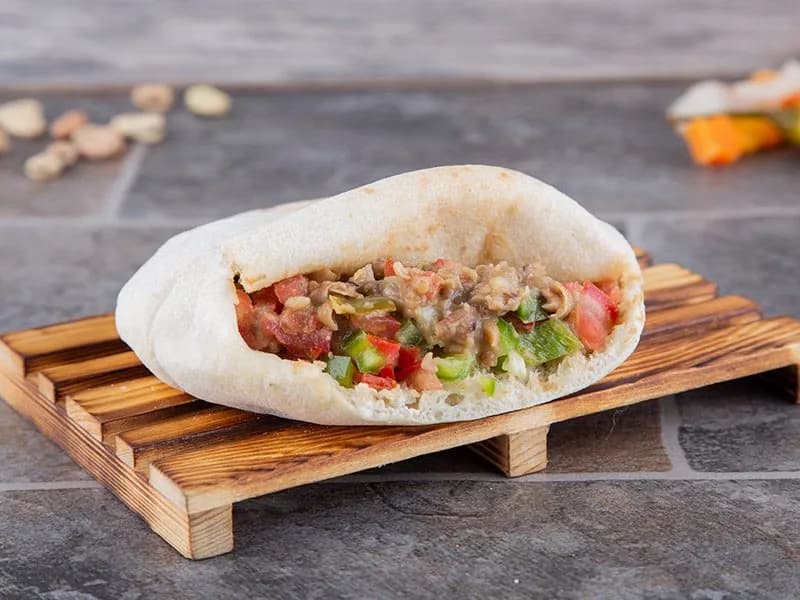 ساندوتش فول بالطماطم المخلله