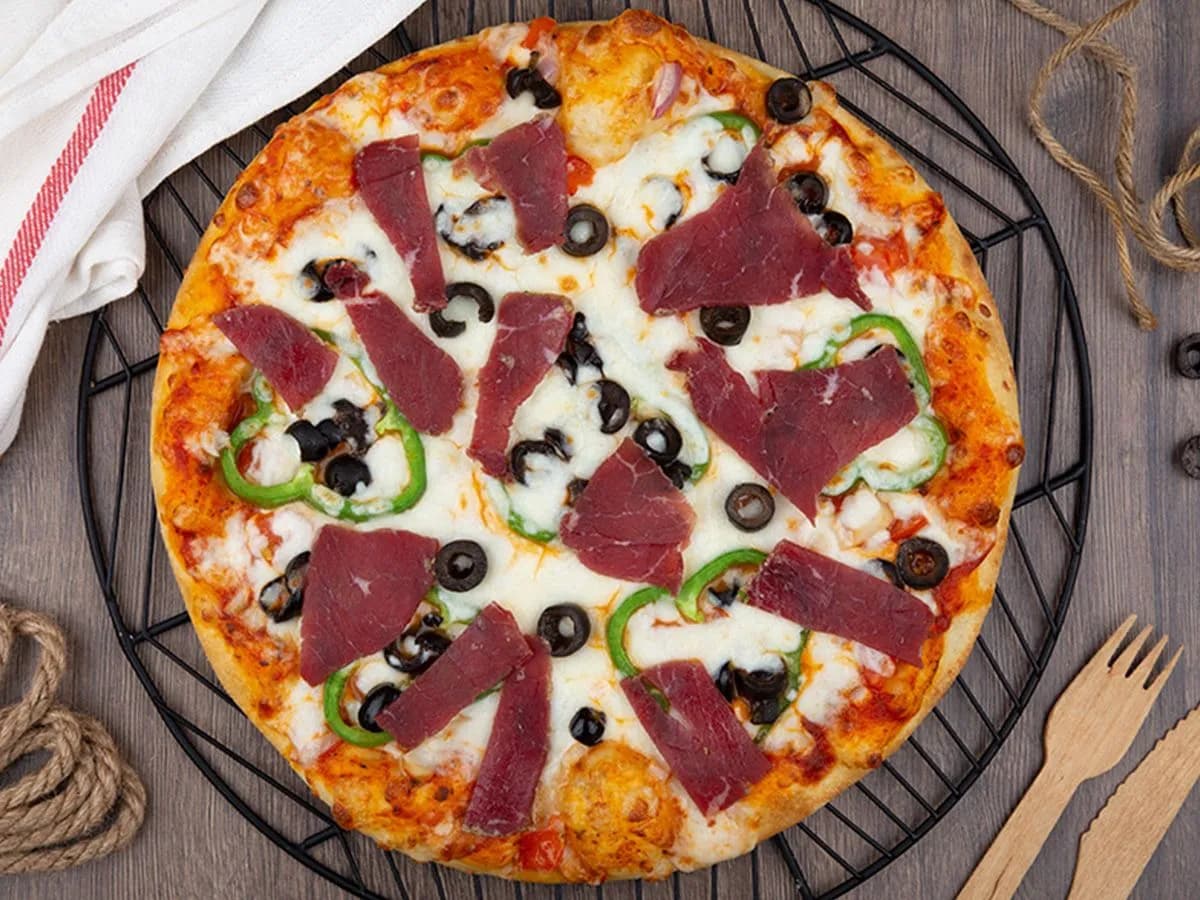 بيتزا بسطرمة كبيرة